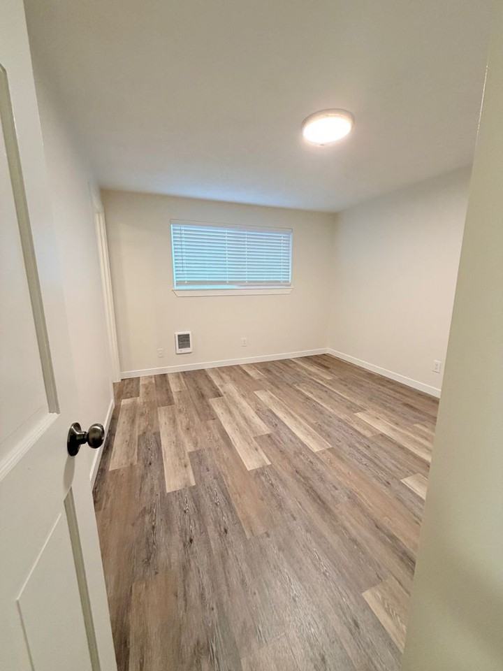 4928 13th Ave Ne - Photo 7 of 20