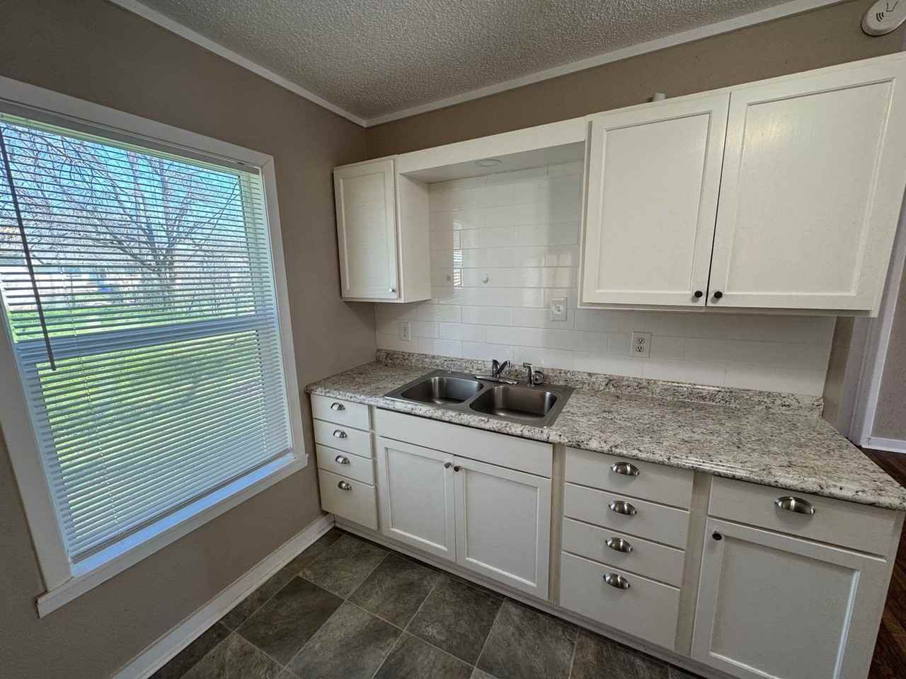 1820 Bell St - Photo 3 of 10