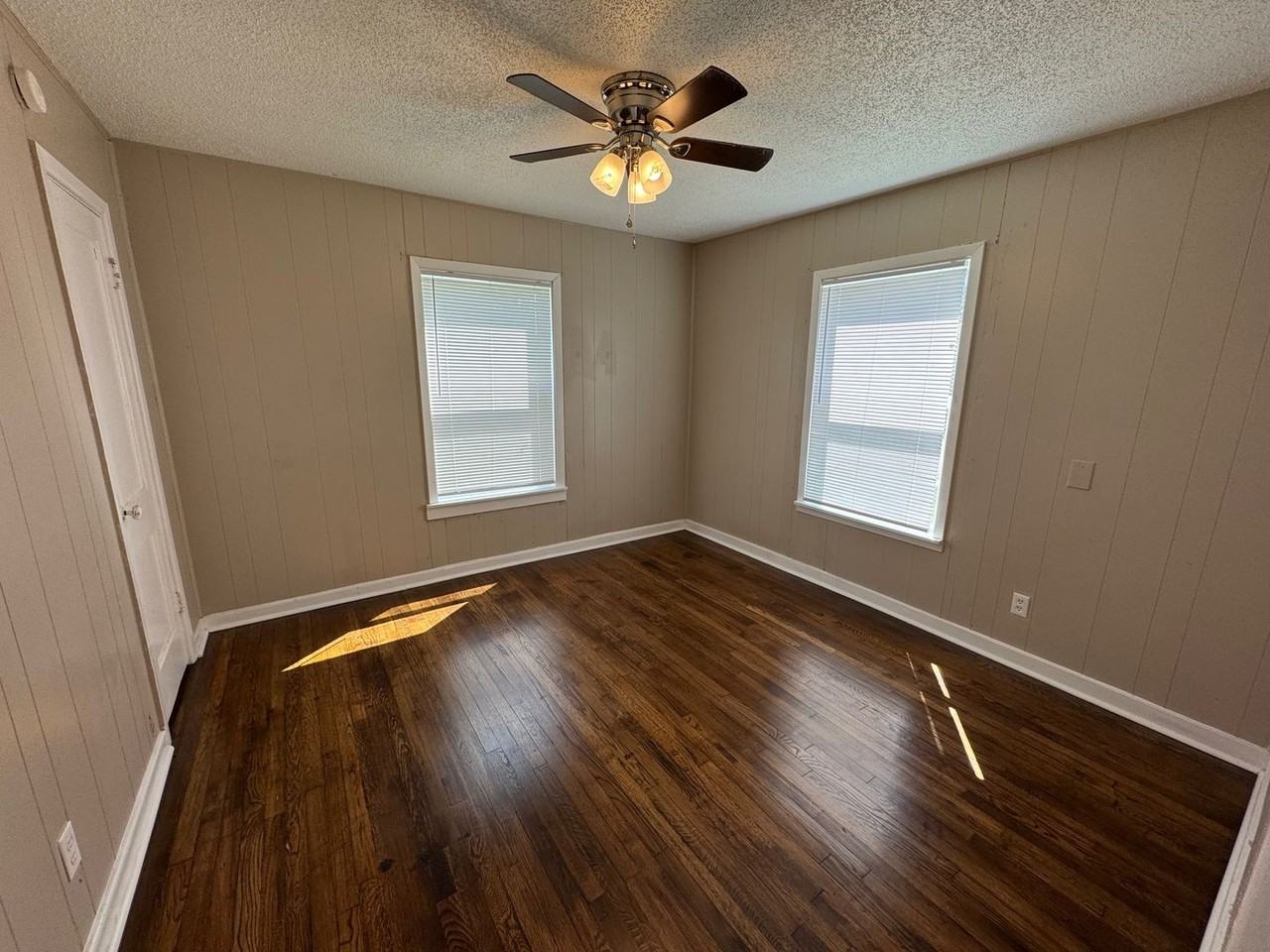 1820 Bell St - Photo 4 of 10