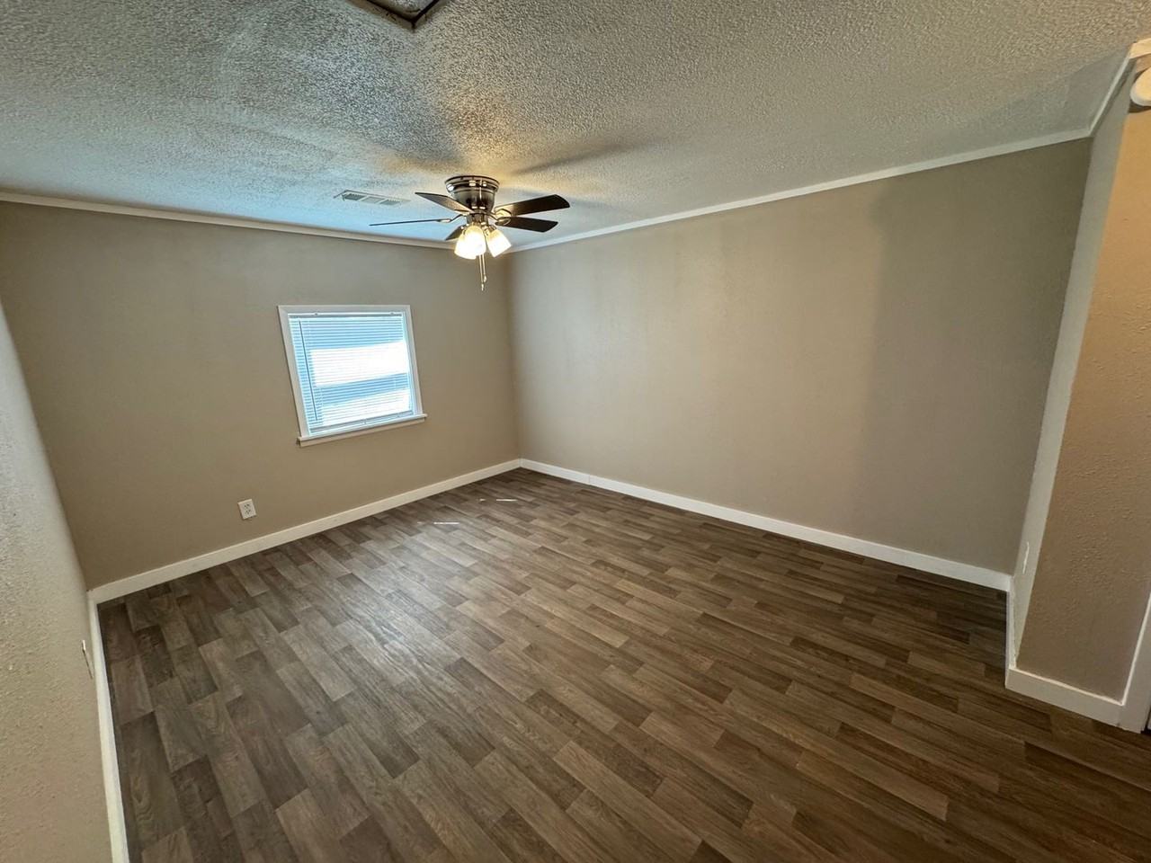 1820 Bell St - Photo 6 of 10