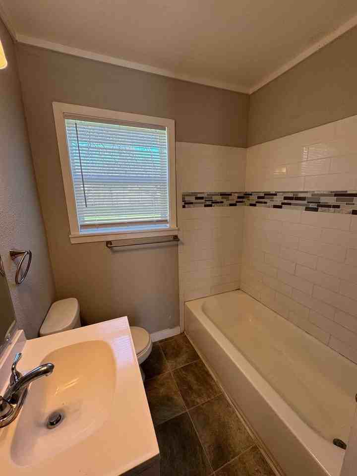 1820 Bell St - Photo 7 of 10