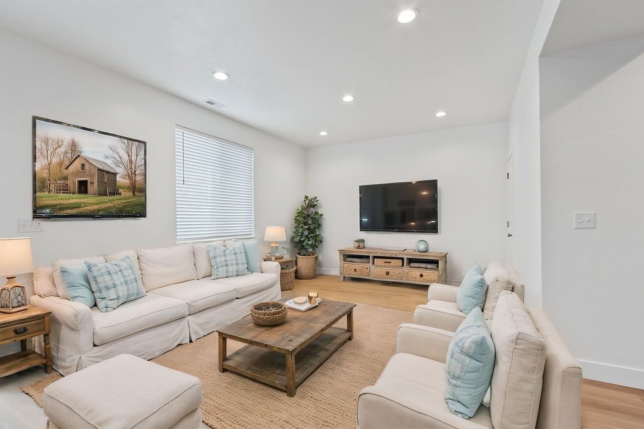 145 E 550 N - Photo 2 of 19