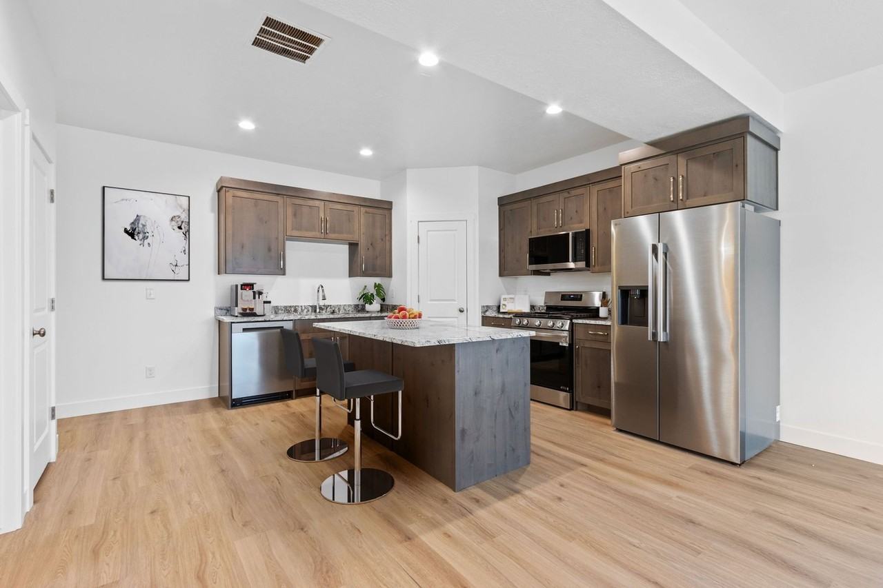 145 E 550 N - Photo 3 of 19