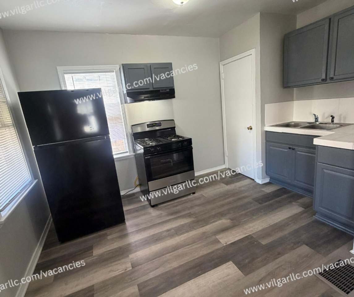 2476 Pennsylvania St - Photo 3 of 15