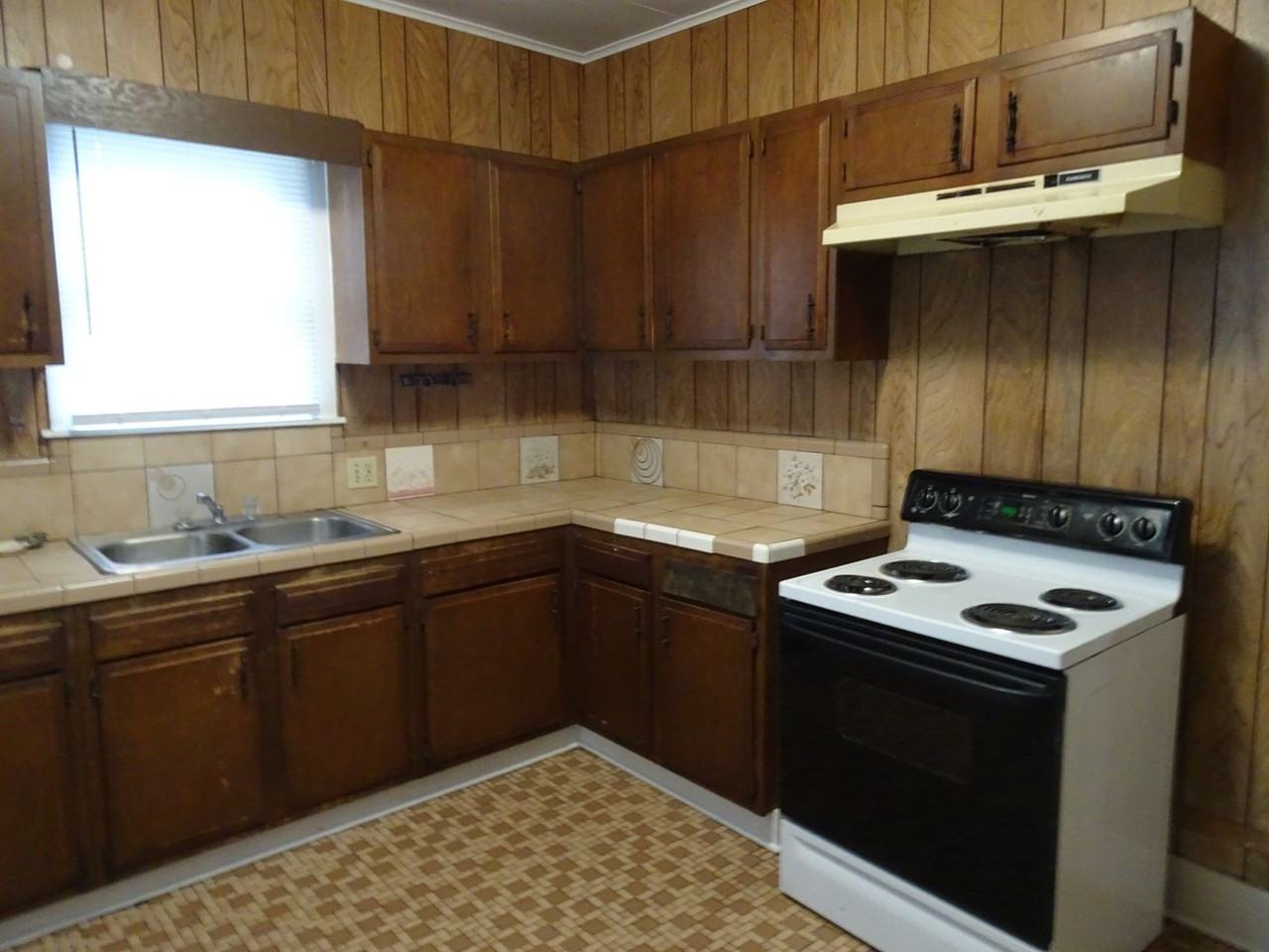 2904 Louis St - Photo 3 of 5