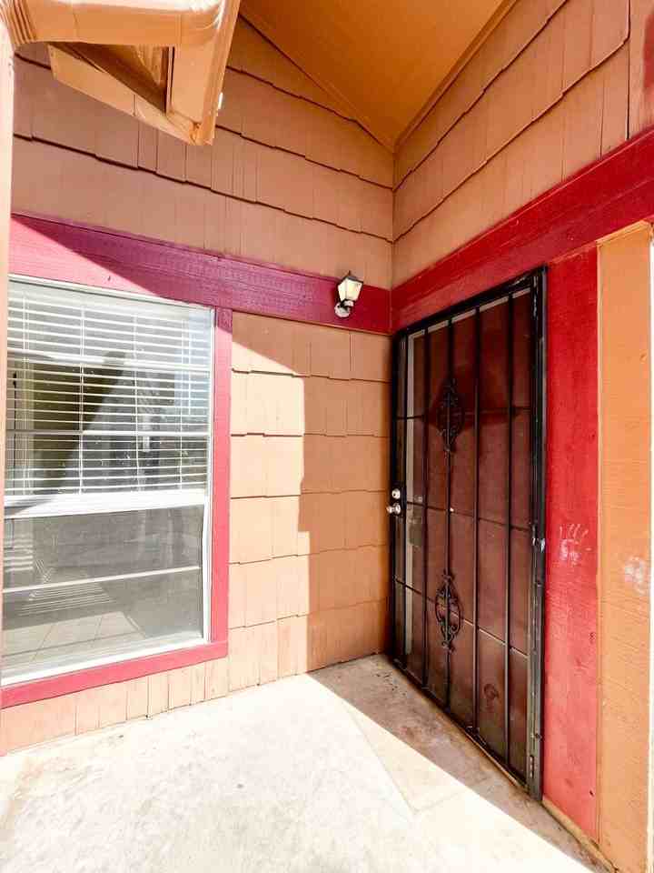 2109 Coach Dr - Photo 2 of 38