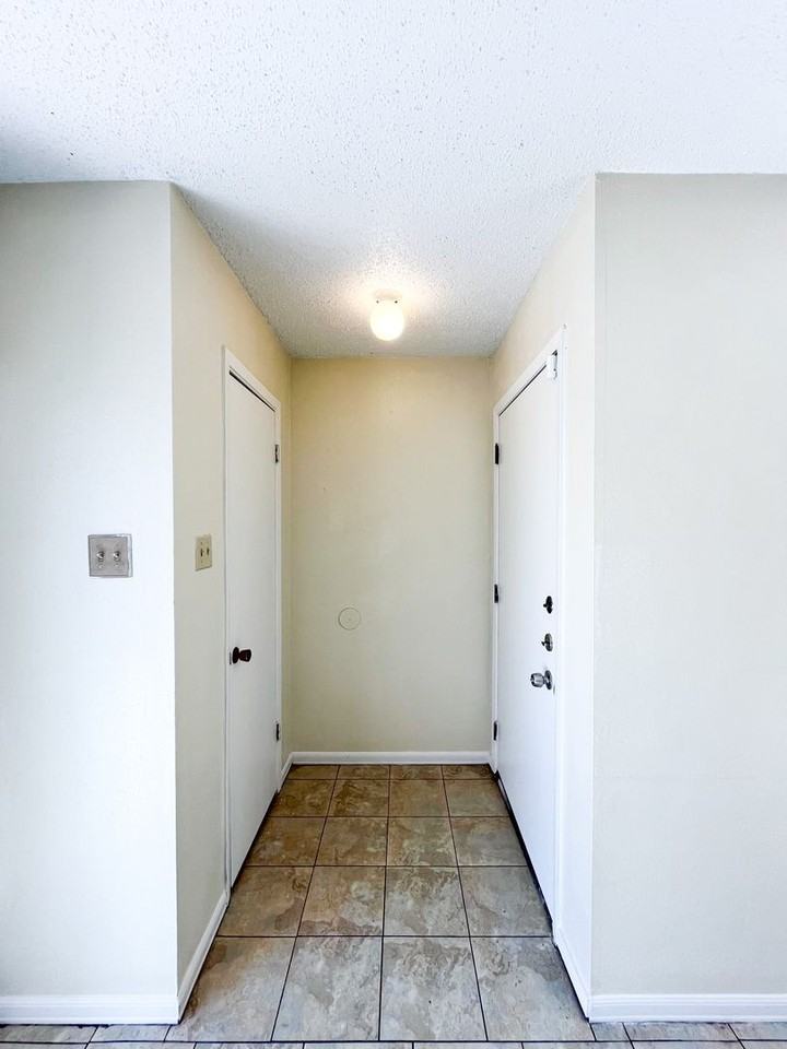 2109 Coach Dr - Photo 4 of 38