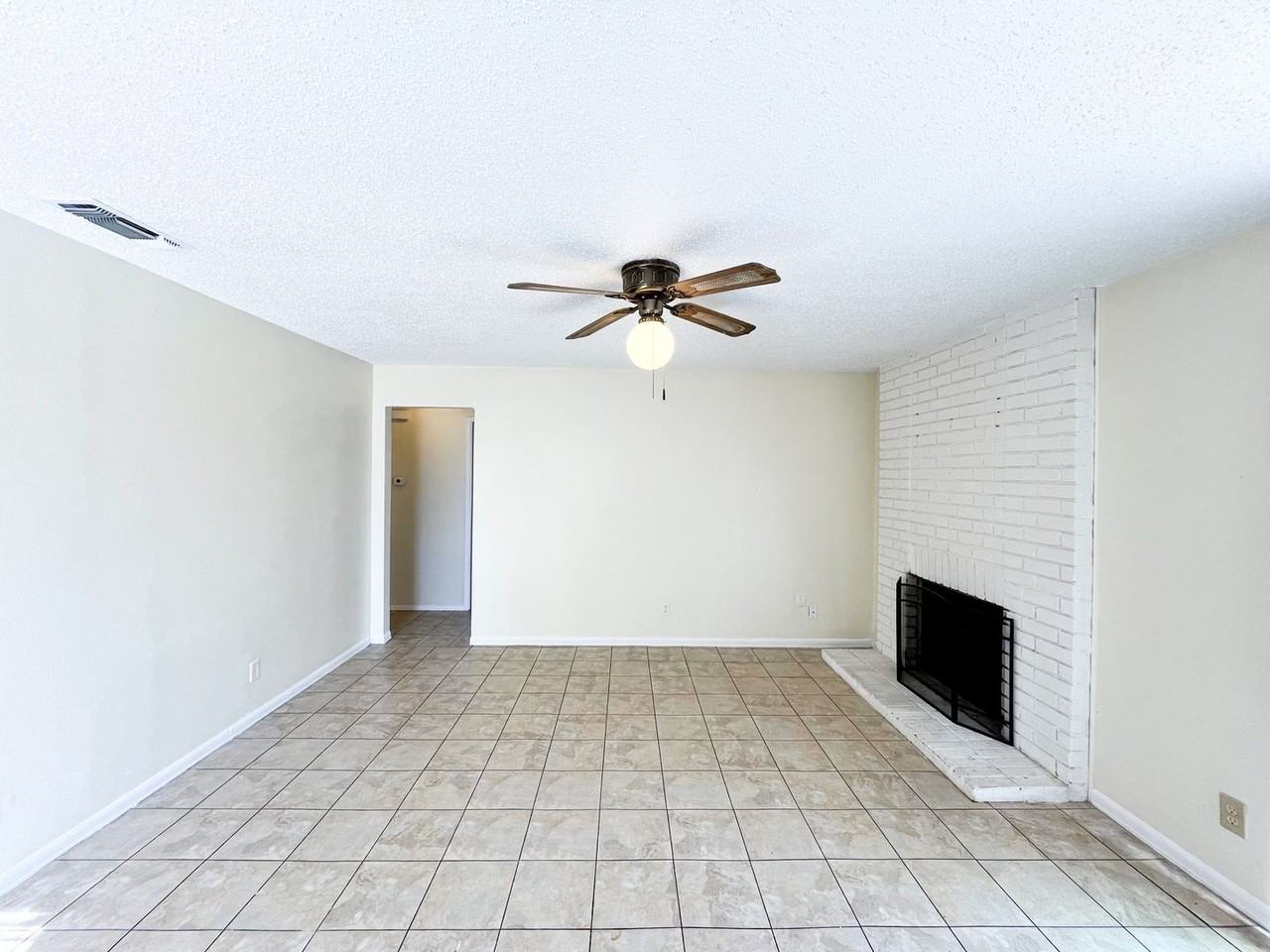 2109 Coach Dr - Photo 7 of 38