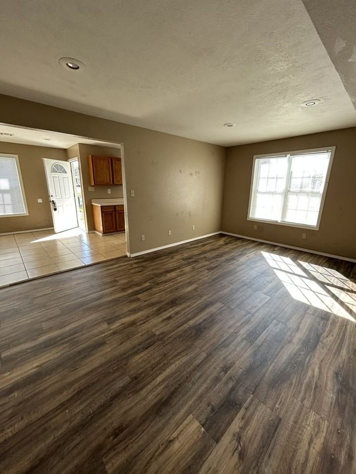 713 E Monroe St - Photo 3 of 16