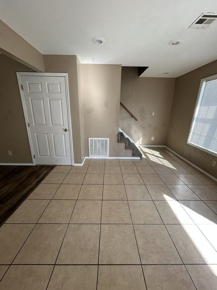 713 E Monroe St - Photo 4 of 16