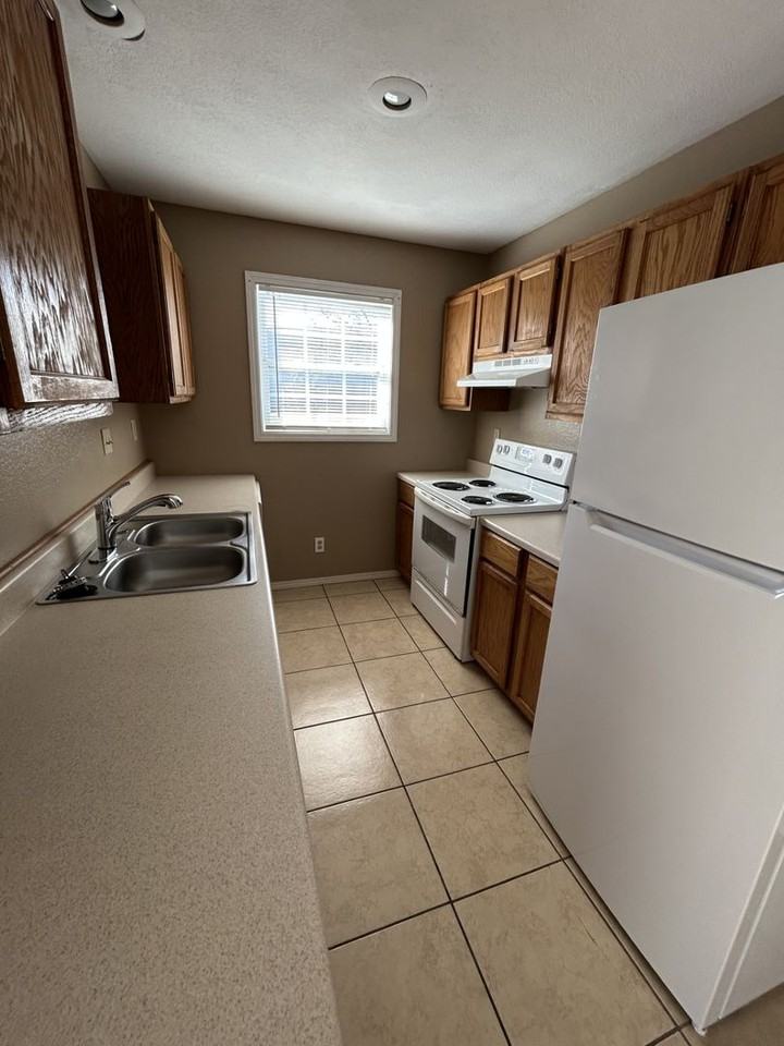 713 E Monroe St - Photo 5 of 16