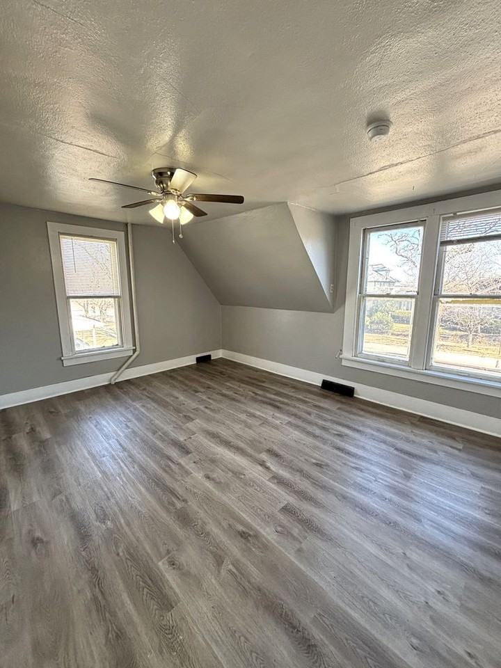 403 1/2 W 6th St - Photo 4 of 9