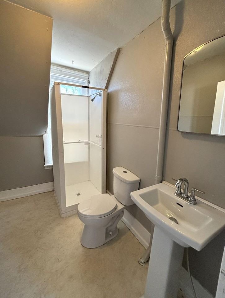 403 1/2 W 6th St - Photo 6 of 9