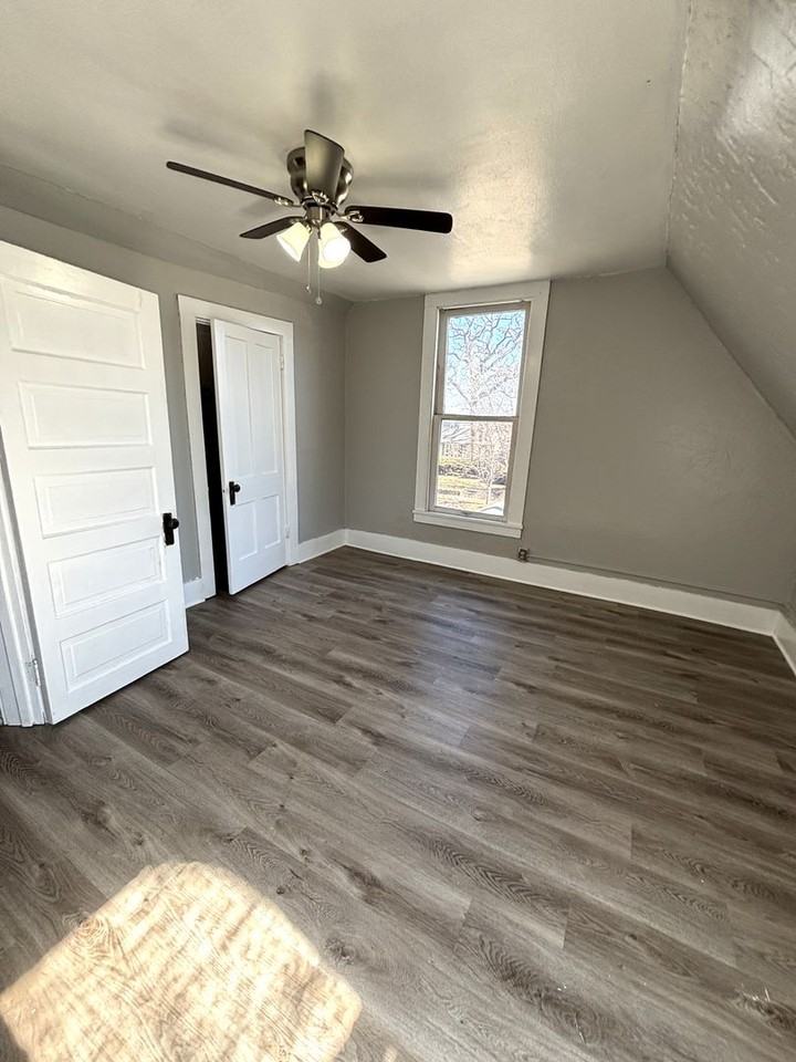 403 1/2 W 6th St - Photo 7 of 9