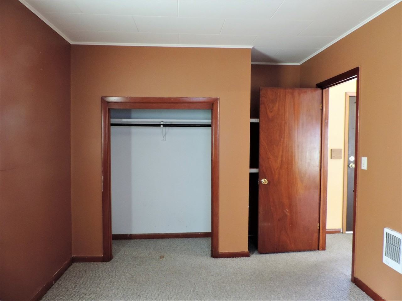 215 N Alder St - Photo 7 of 11