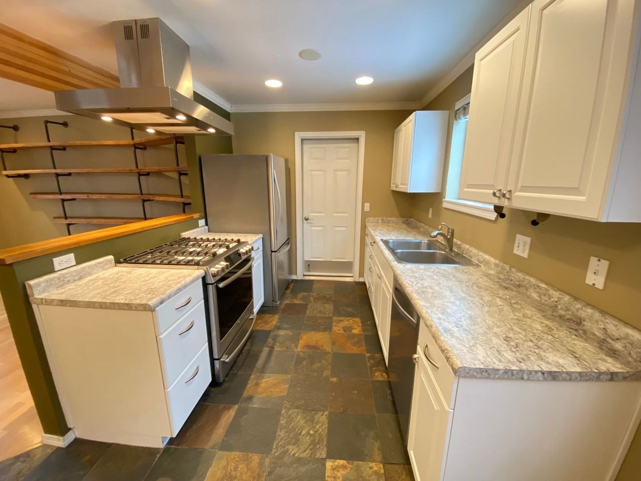 1402 N Columbia St - Photo 5 of 31