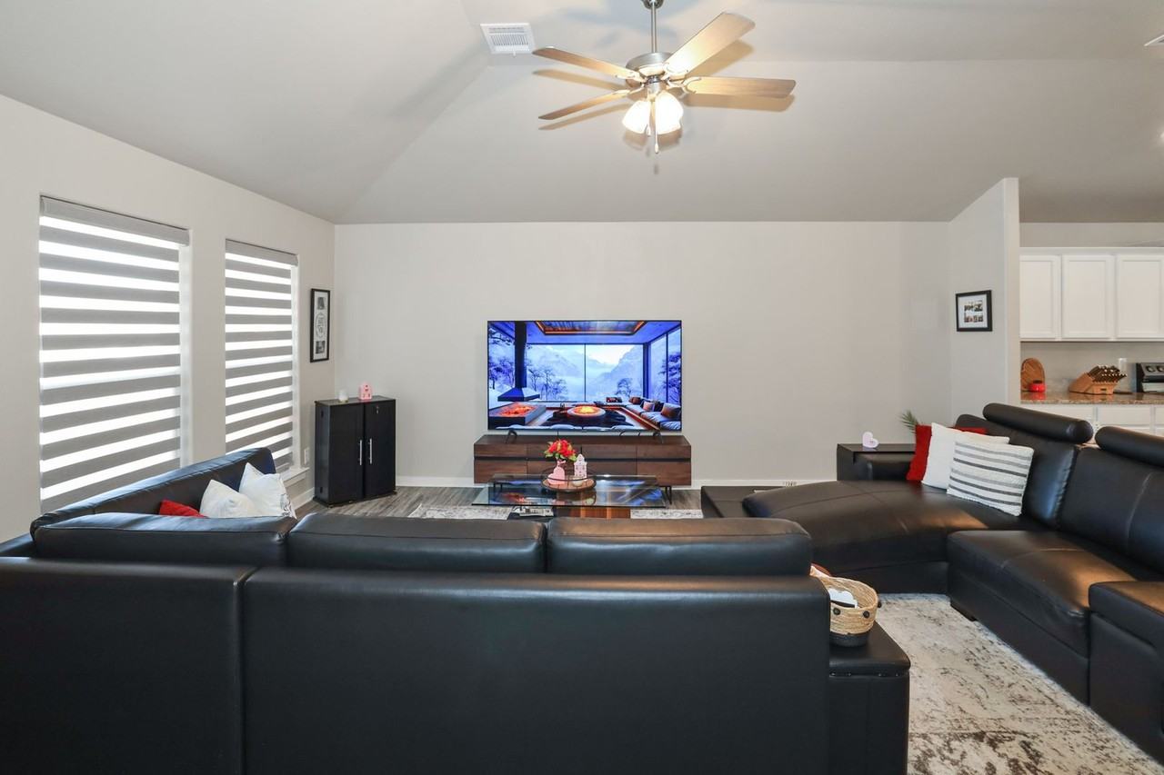 1743 Wesleyan St - Photo 4 of 24