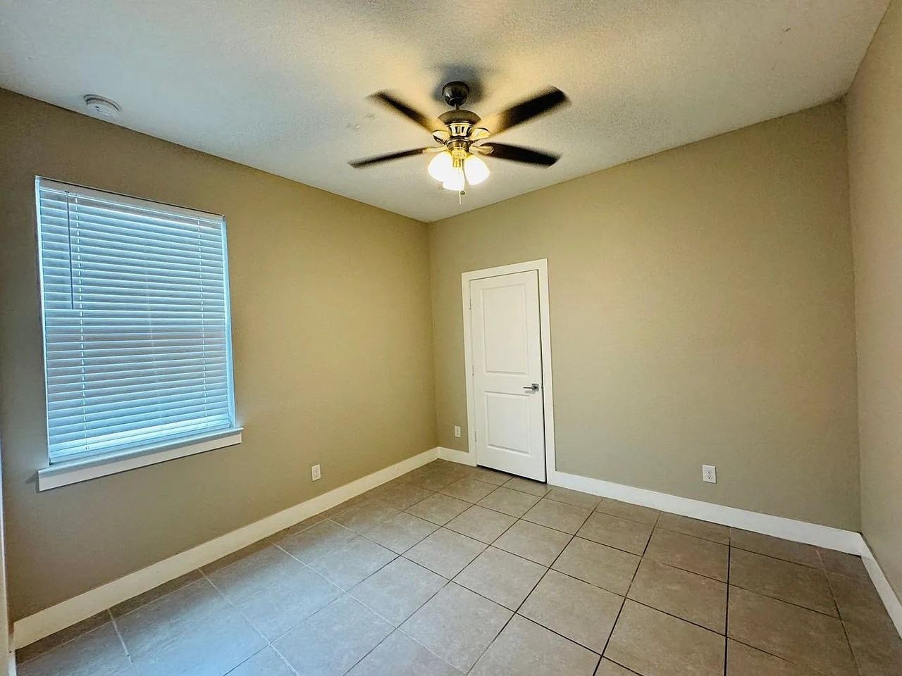 305 Hibiscus Dr - Photo 7 of 21