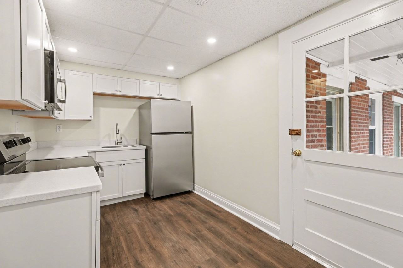 145 S Pitt St - Photo 7 of 38