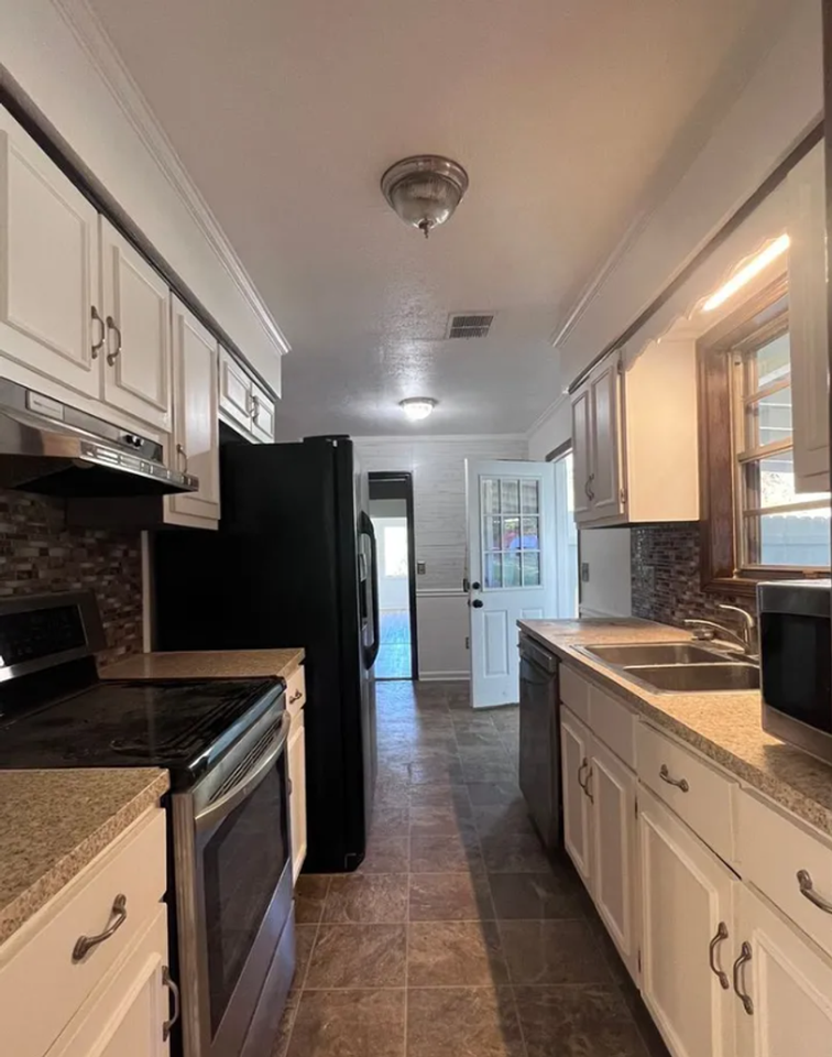 3307 Grace Dr - Photo 4 of 16