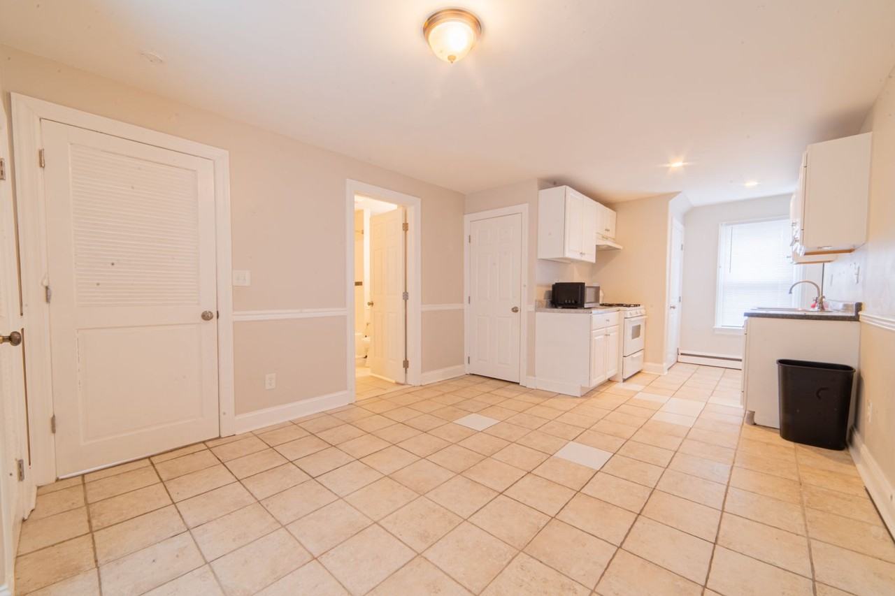 319 Maurice St - Photo 3 of 16