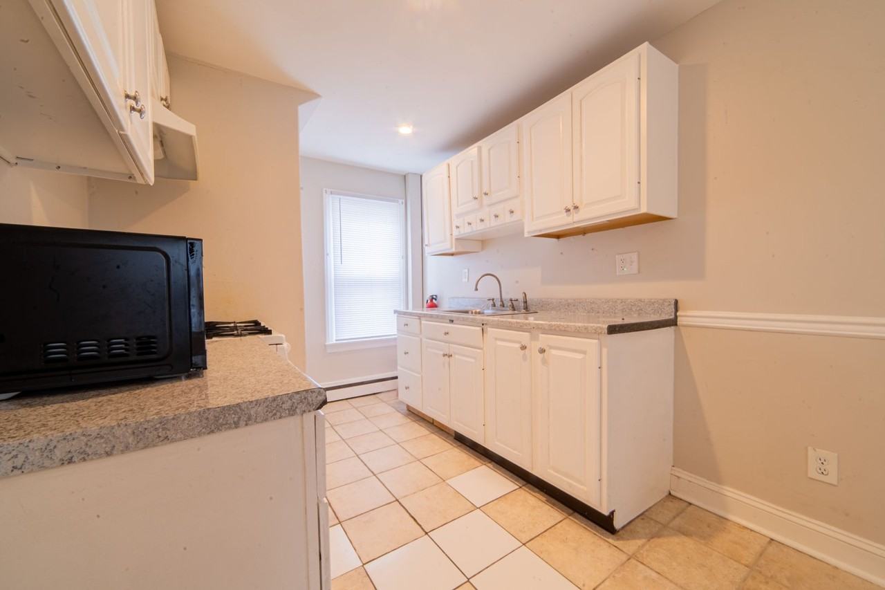 319 Maurice St - Photo 6 of 16