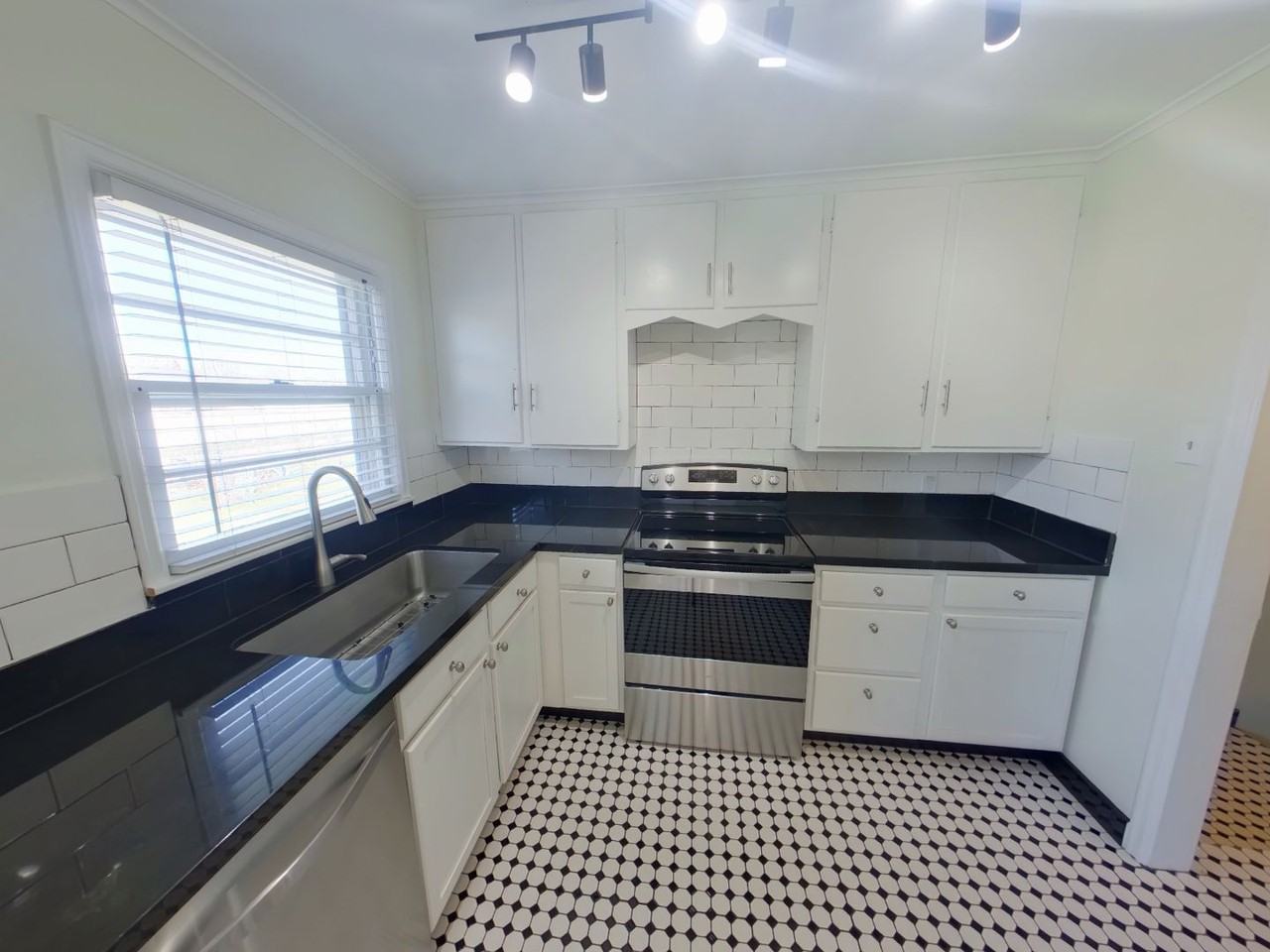 403 Harding St - Photo 5 of 12