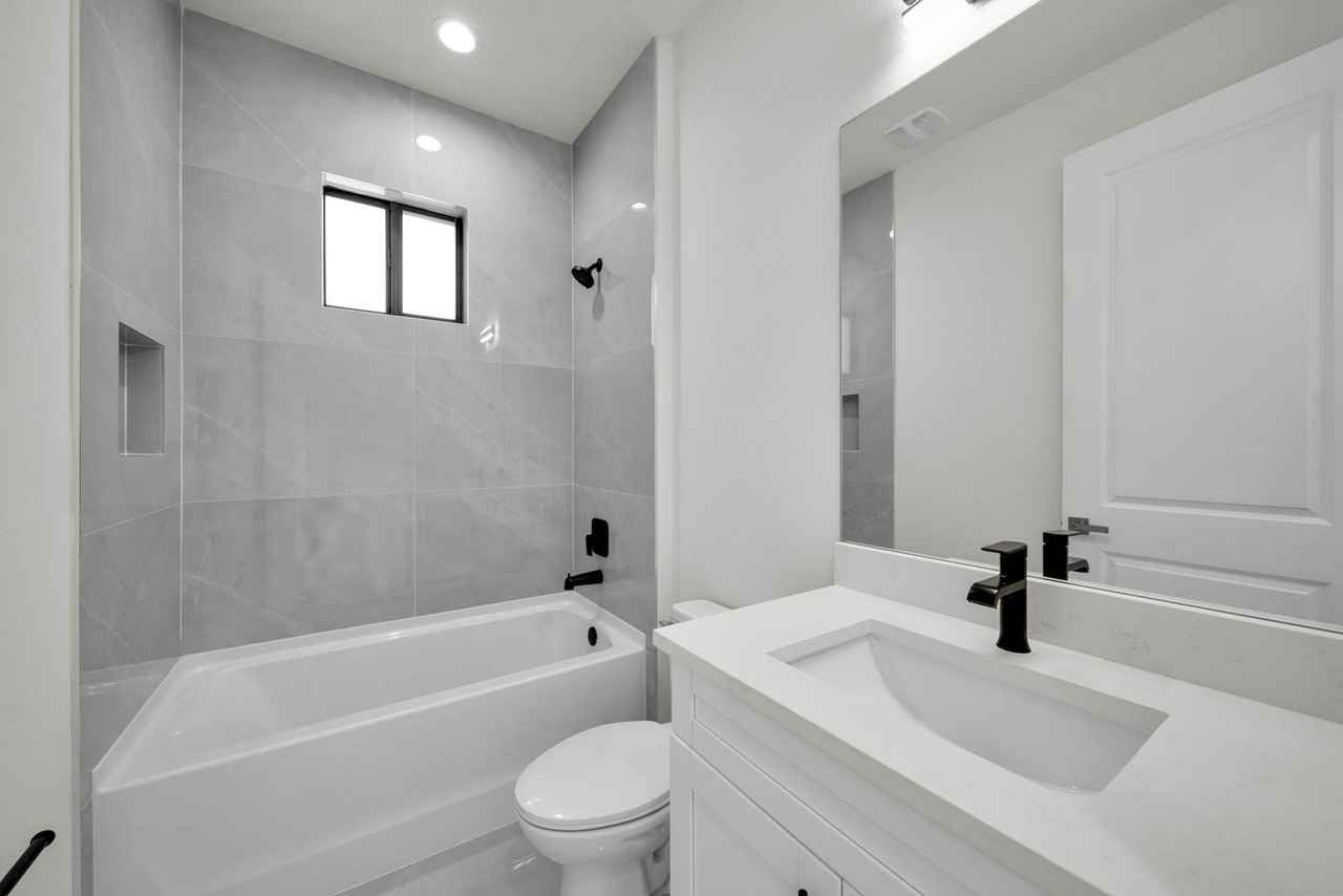 14020 Chesswood Ln - Photo 5 of 35