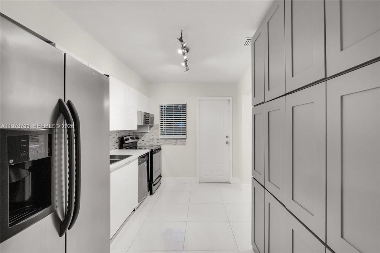 5655 Ne 5th Ter - Photo 2 of 20