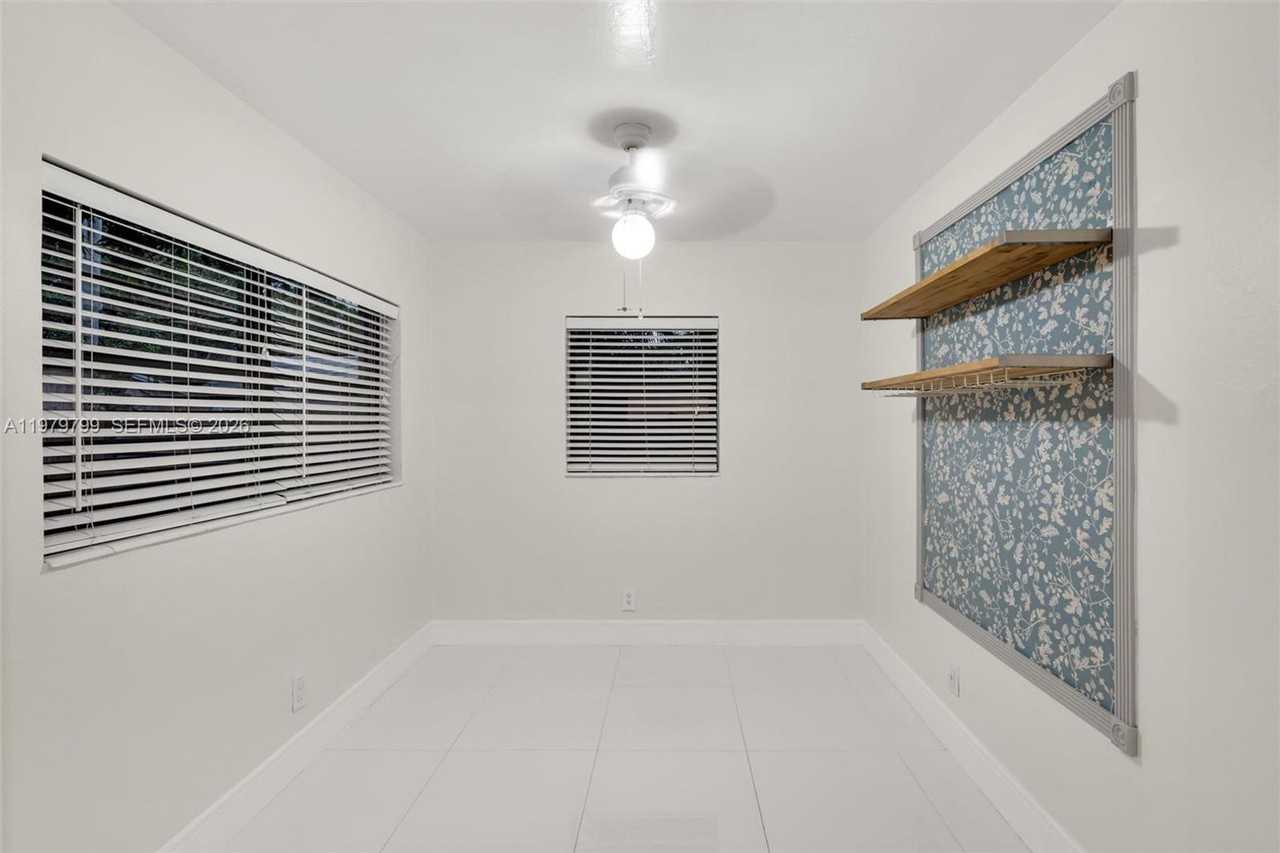 5655 Ne 5th Ter - Photo 5 of 20