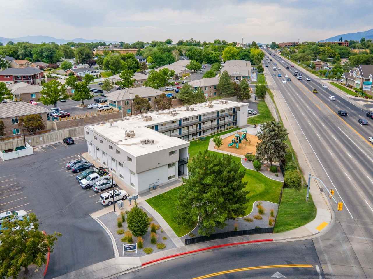 Grandview Manor - Photo 5 of 35