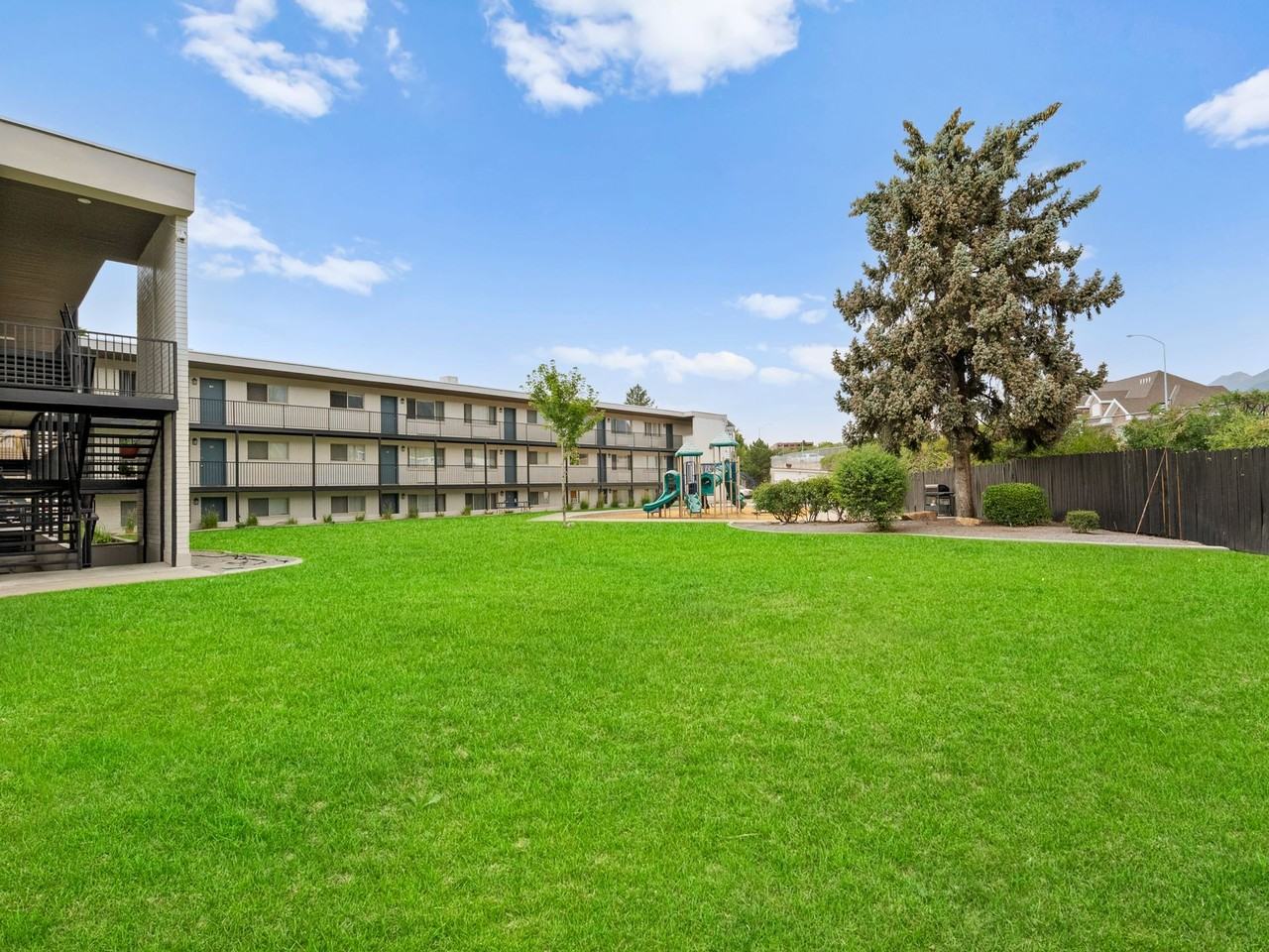 Grandview Manor - Photo 7 of 35