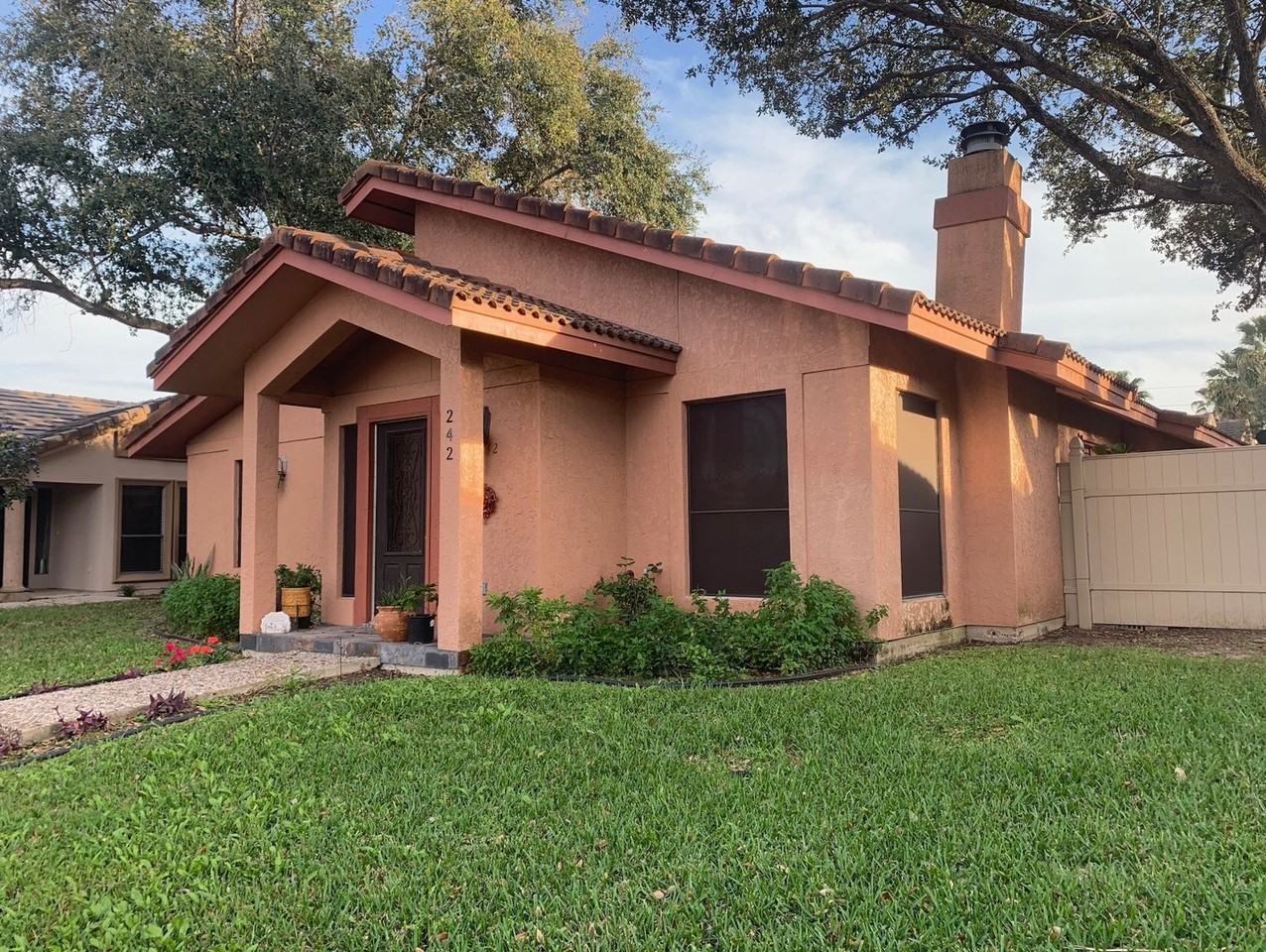 242 San Jacinto St - Photo 2 of 40