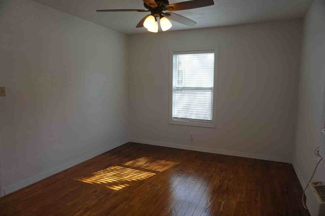 2309 27th St - Photo 5 of 8