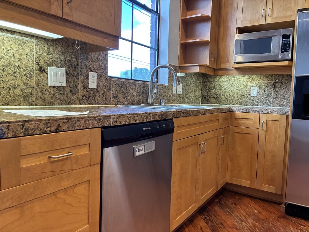 1000 Columbus St #C - Photo 7 of 25