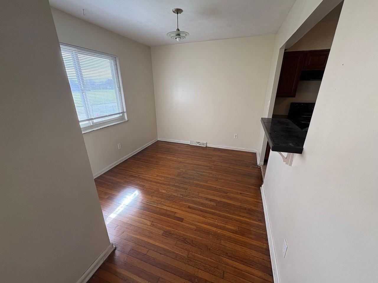 939 S Waverly St - Photo 3 of 10