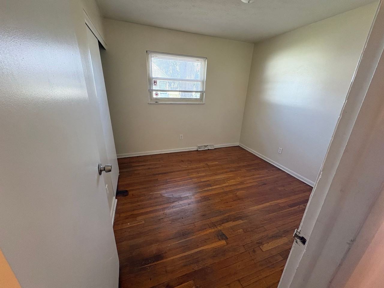 939 S Waverly St - Photo 5 of 10