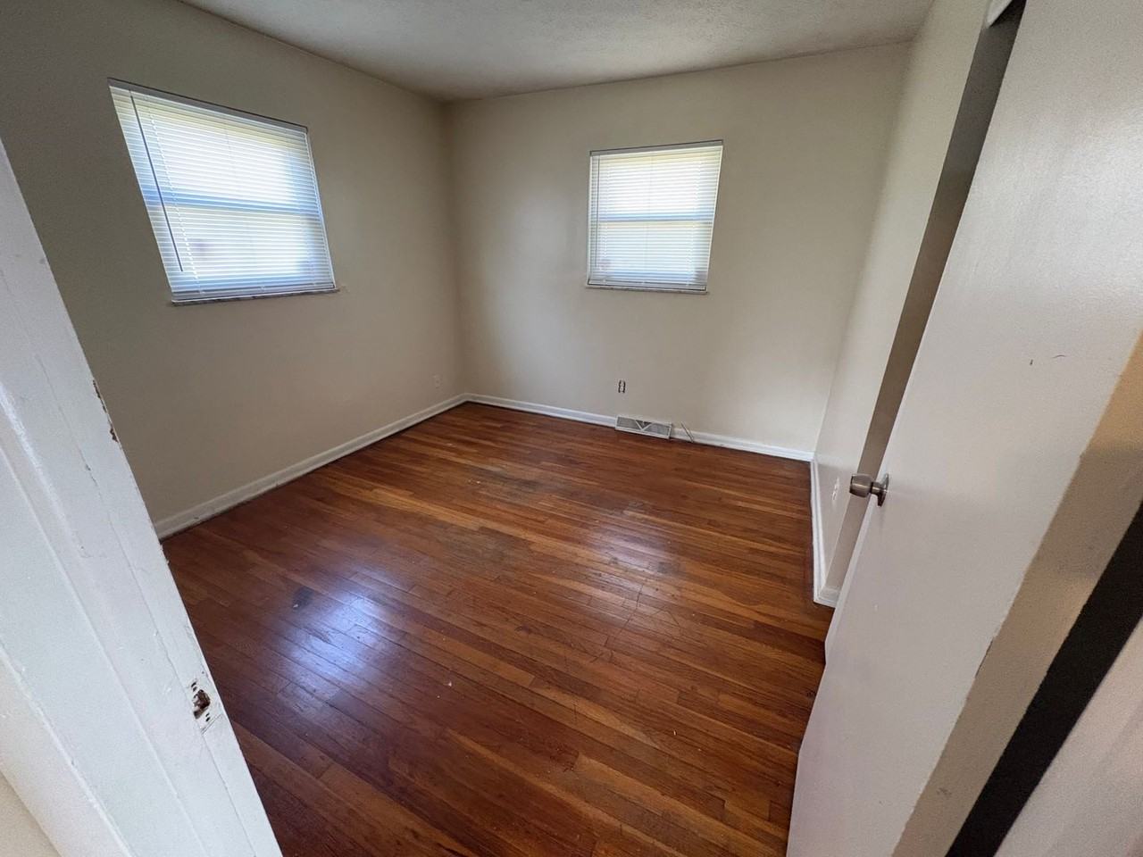 939 S Waverly St - Photo 6 of 10