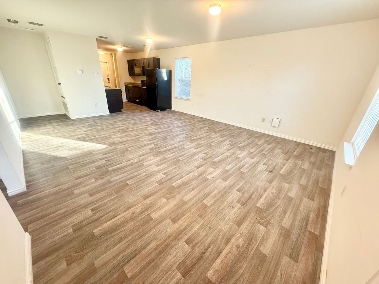 920 Crosby St - Photo 2 of 14