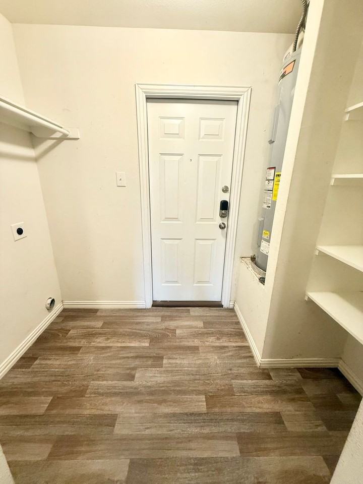 920 Crosby St - Photo 4 of 14