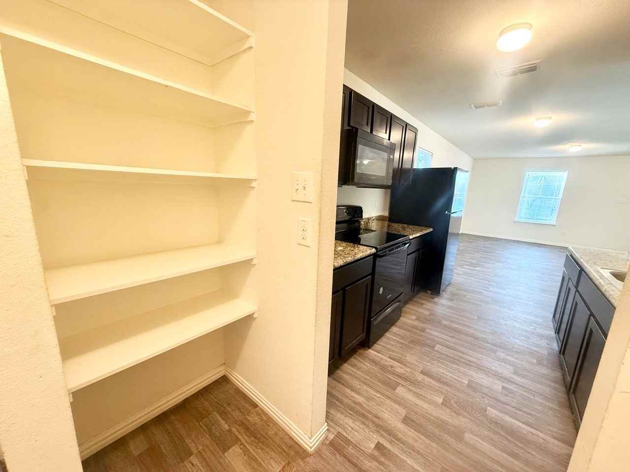 920 Crosby St - Photo 6 of 14