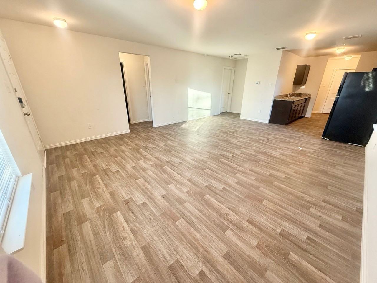 920 Crosby St - Photo 7 of 14