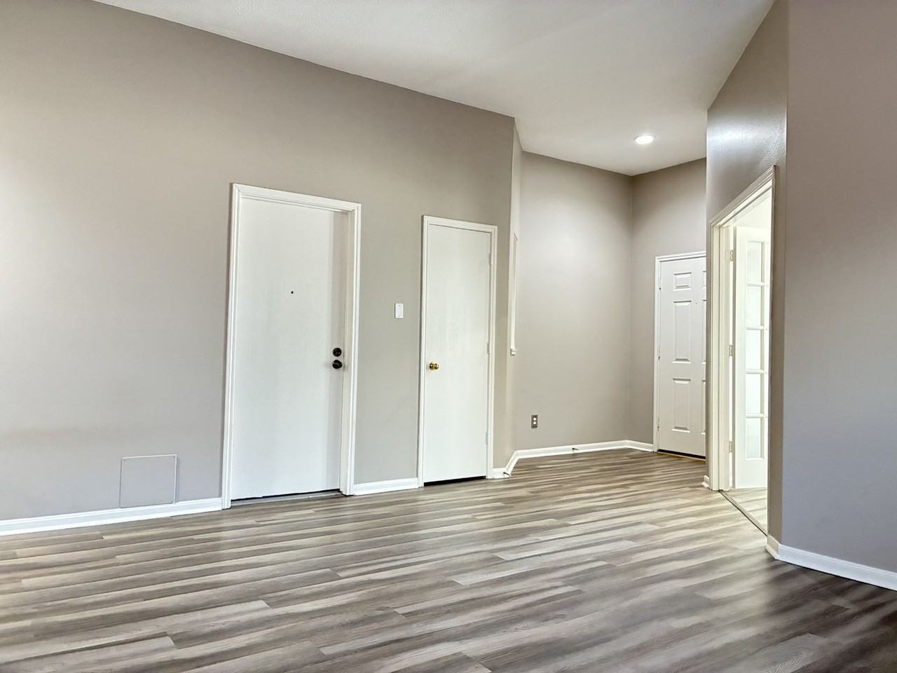 2427 Halstead Dr - Photo 4 of 30