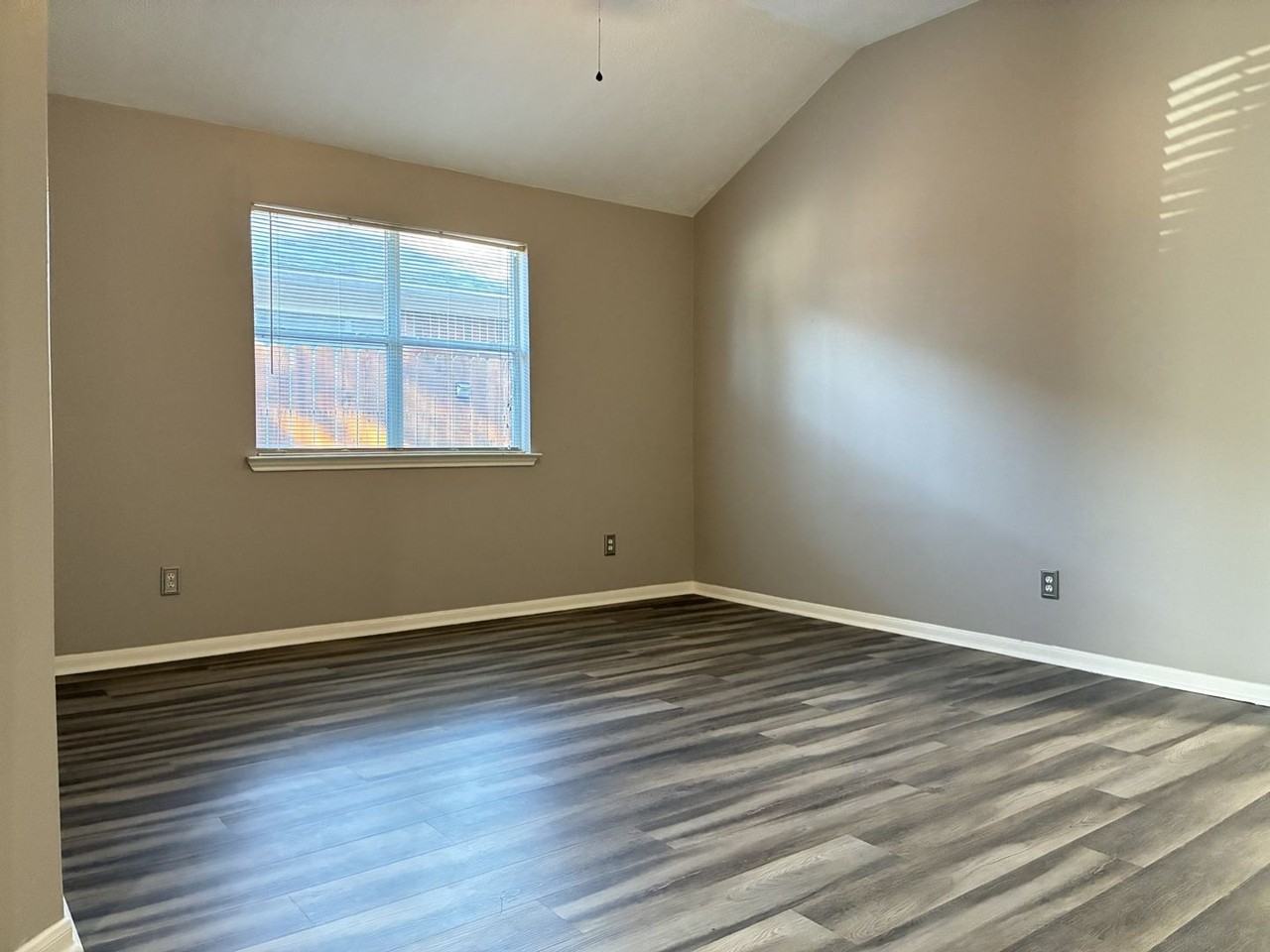 2427 Halstead Dr - Photo 5 of 30