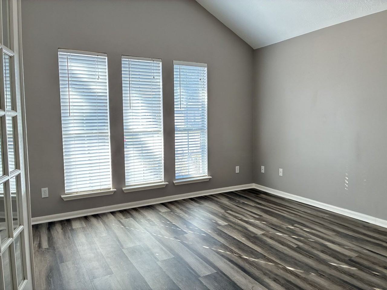 2427 Halstead Dr - Photo 6 of 30