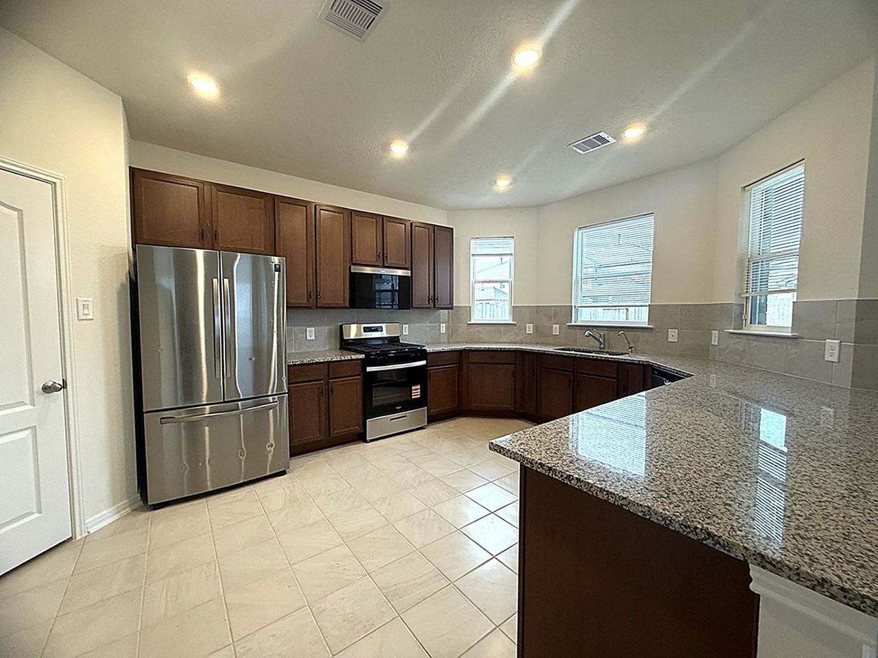 21114 Montego Bay Dr - Photo 5 of 25