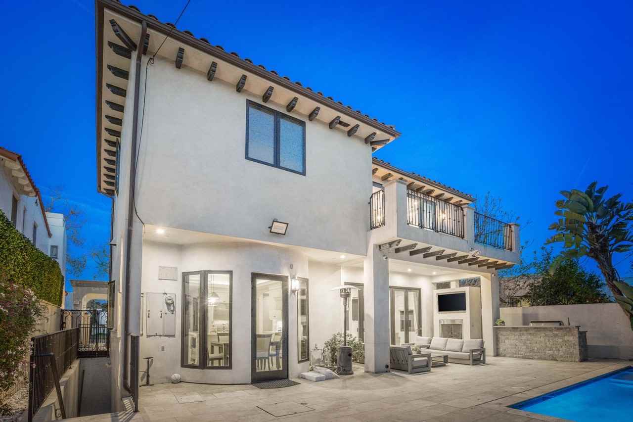 331 S Canon Dr - Photo 3 of 50