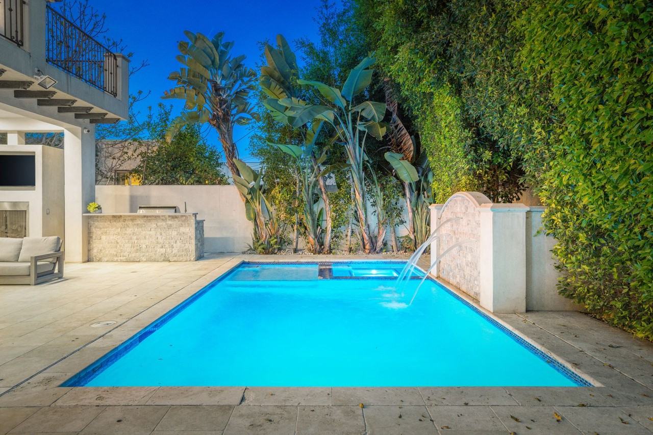 331 S Canon Dr - Photo 4 of 50