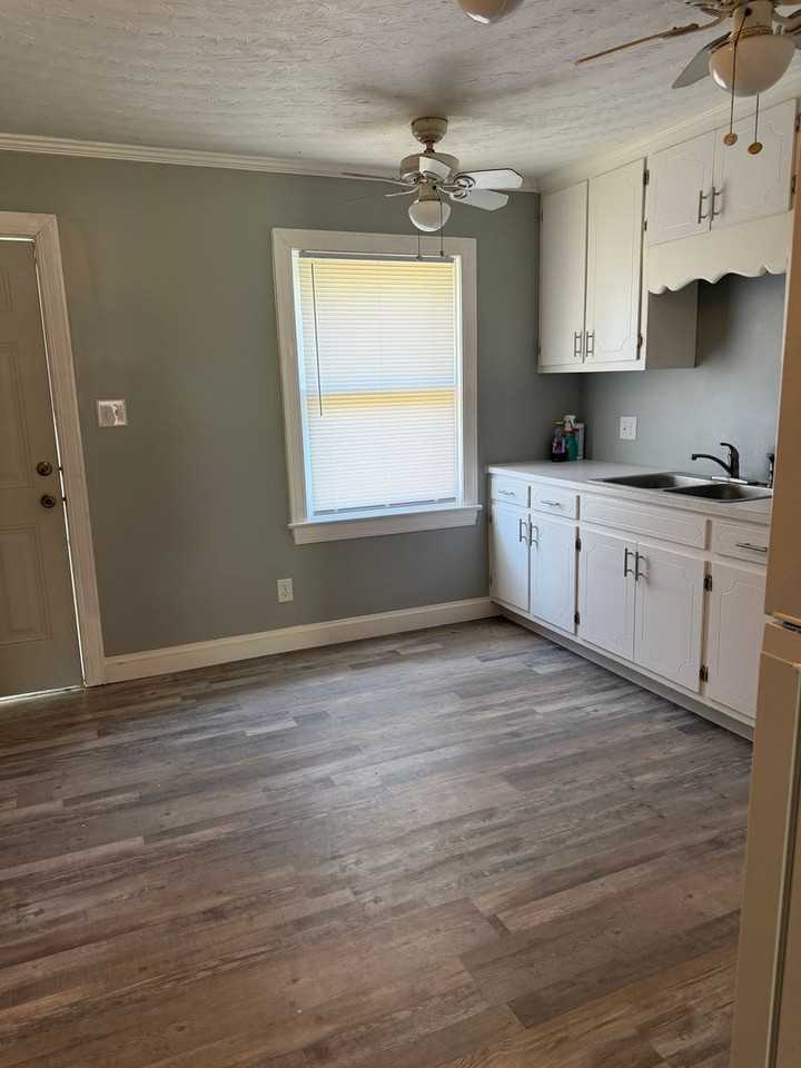 913 Kates Ln - Photo 3 of 8