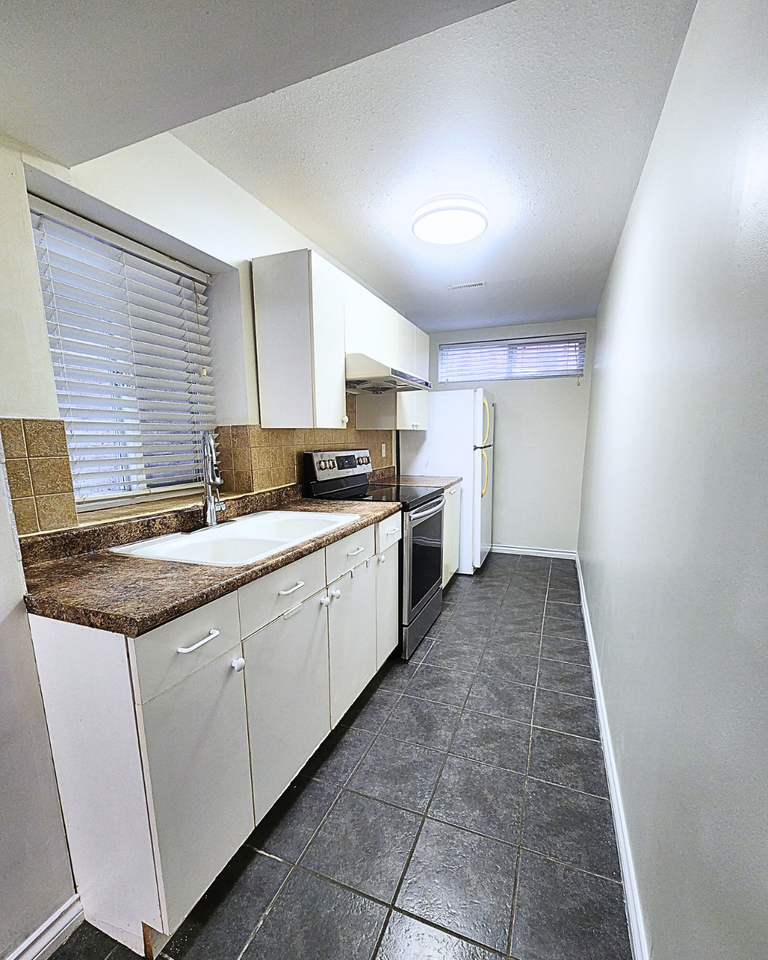 16521 Glenwood Crescent South - Photo 3 of 8